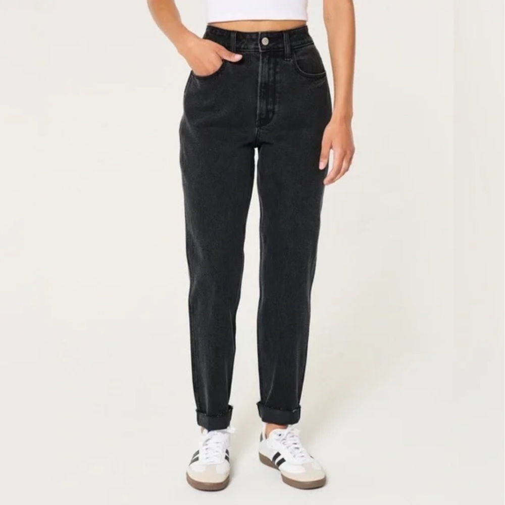 Hollister Curvy Ultra High-Rise Mom Jean